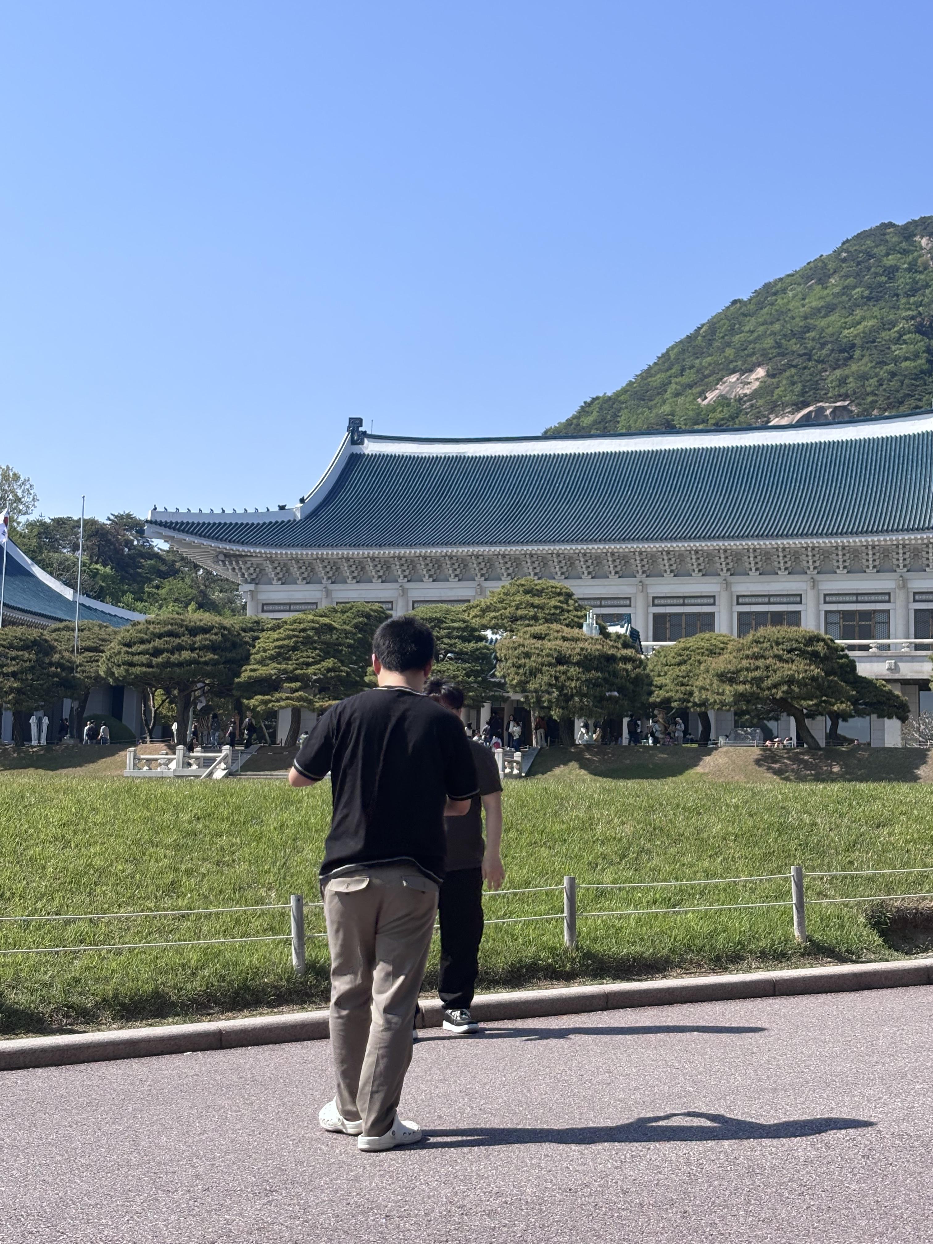 与韩国军官合照